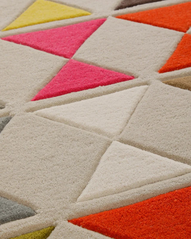 Dreiecke in Gelb und Rot - Handtuft auf Sand 160 x 230 cm