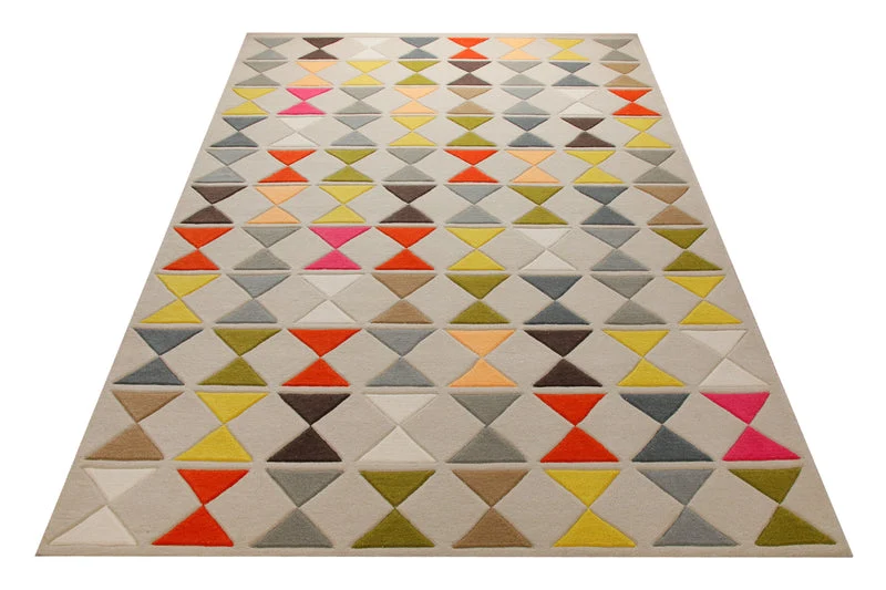 Dreiecke in Gelb und Rot - Handtuft auf Sand 160 x 230 cm