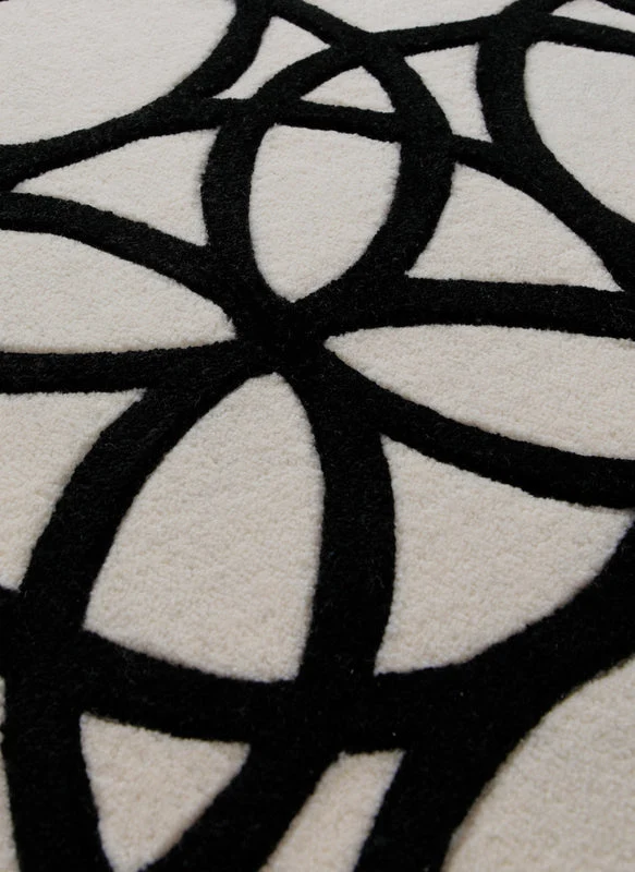 Schwarz auf Weiß - Handtuft mit Kreisornament 160 x 230 cm
