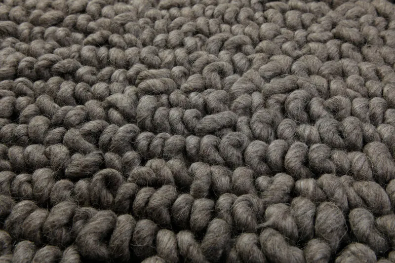 160x230 Teppich Wohnzimmer Oversize-Loops in dunklem Taupe – Schwerer Wollteppich zum Versinken