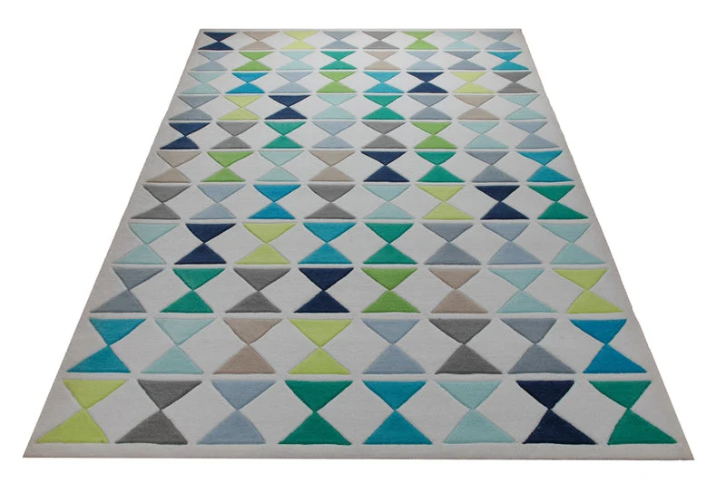 Dreiecke in Grün und Petrol - Handtuft auf Weißgrau 160 x 230 cm