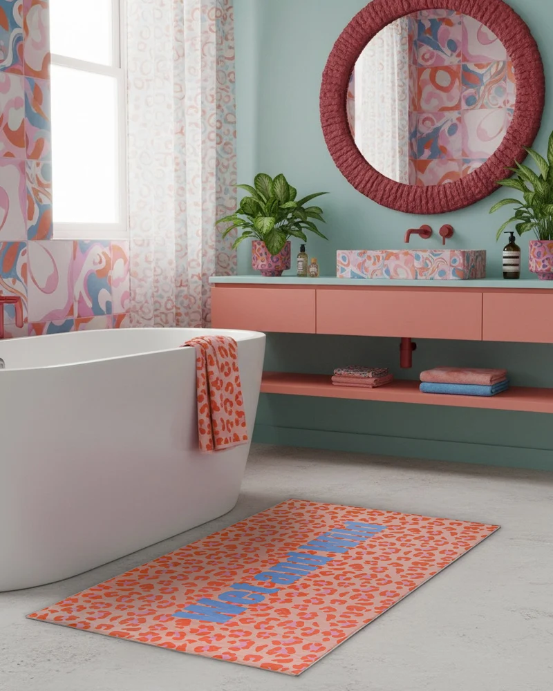 Badteppich mit buntem Leo Print "WetAndWild" WECONhome