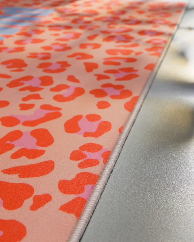 Badteppich mit buntem Leo Print "WetAndWild" WECONhome