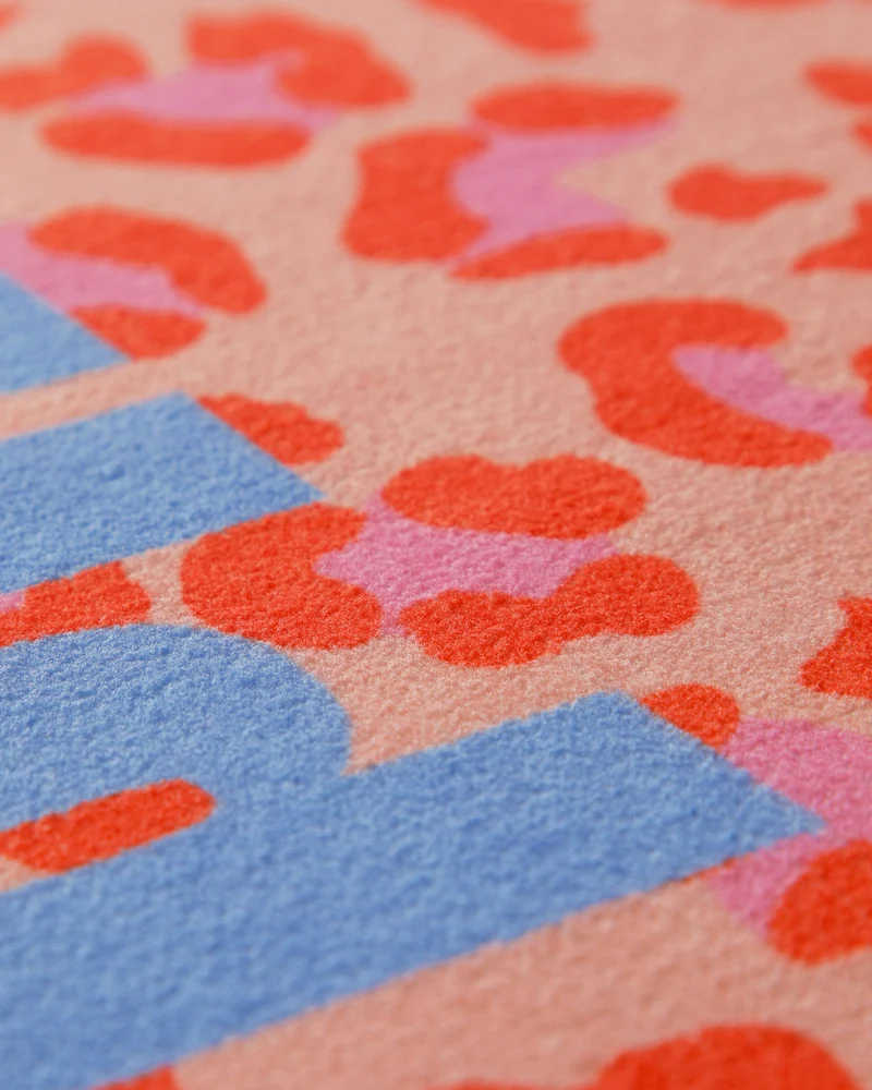 Badteppich mit buntem Leo Print "WetAndWild" WECONhome