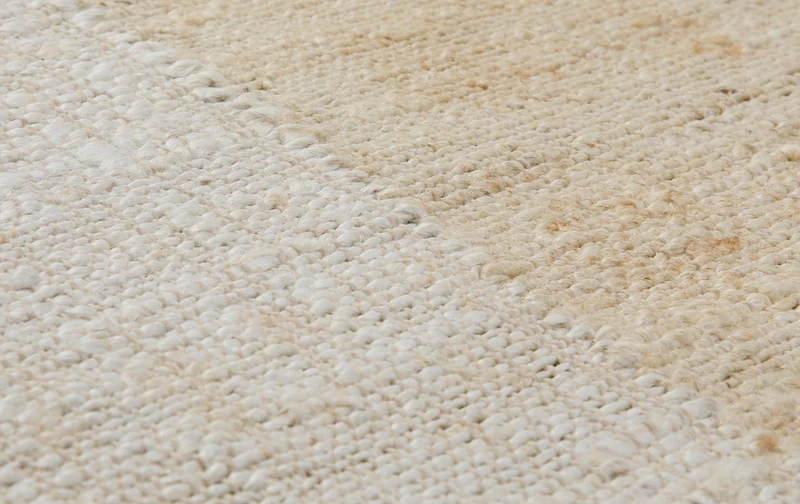 160x230 Teppich WohnzimmerZwei Hälften, ein Ton – Reduzierter Naturteppich in Creme und Sand