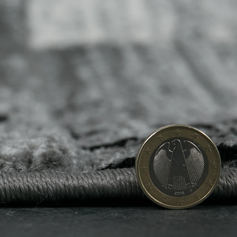 Designer Teppich Grau Schwarz Creme Blumenmotiv meliert und Konturenschnitt von Hand