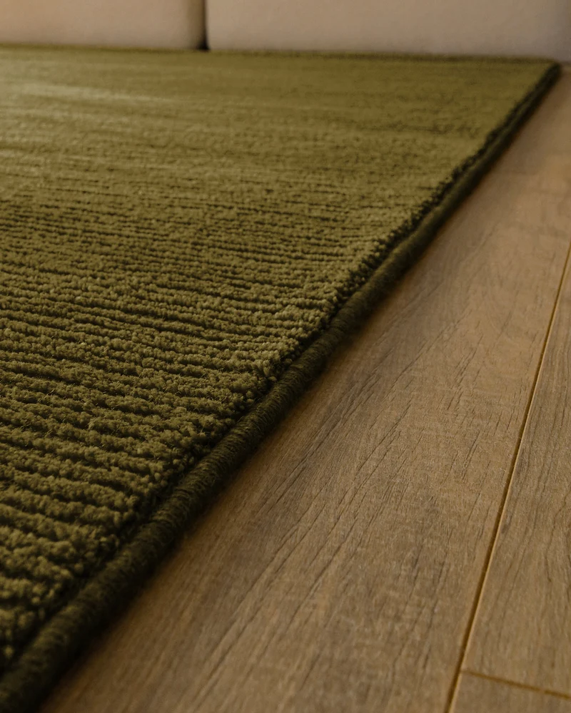 Kurzflor Teppich aus Schurwolle Oliv Grün "Castello ONE" WECONhome