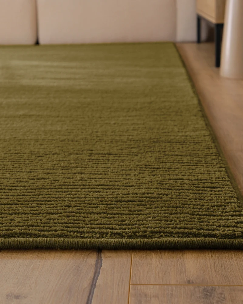 Kurzflor Teppich aus Schurwolle Oliv Grün "Castello ONE" WECONhome