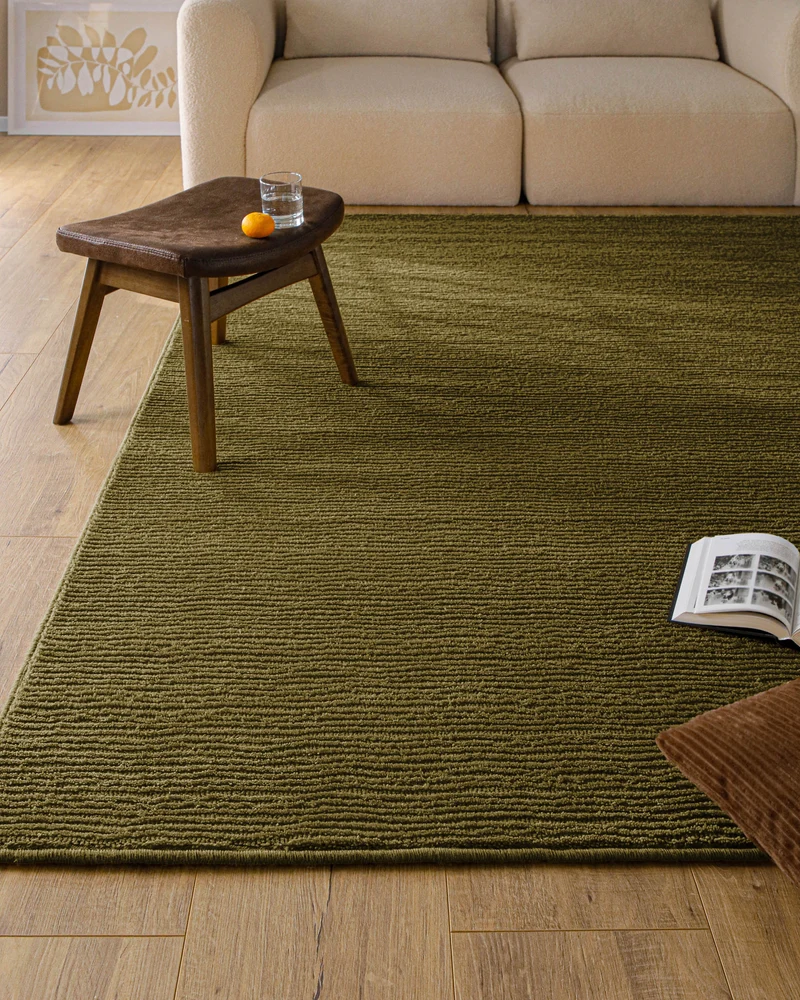 Kurzflor Teppich aus Schurwolle Oliv Grün "Castello ONE" WECONhome