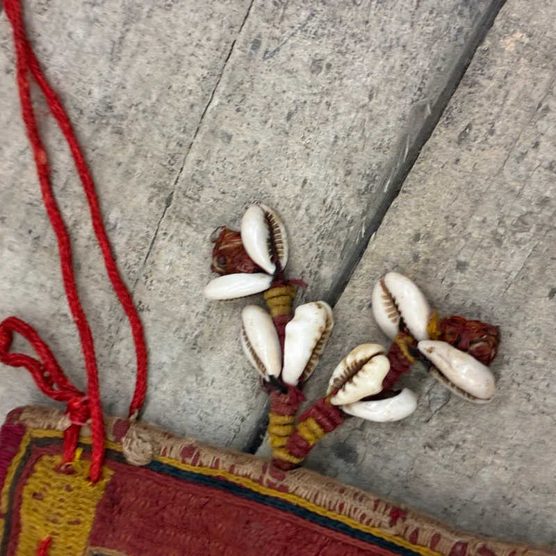 Orient Wandbehang Tasche Beutel Kauri Muscheln Rot Gelb Gebraucht