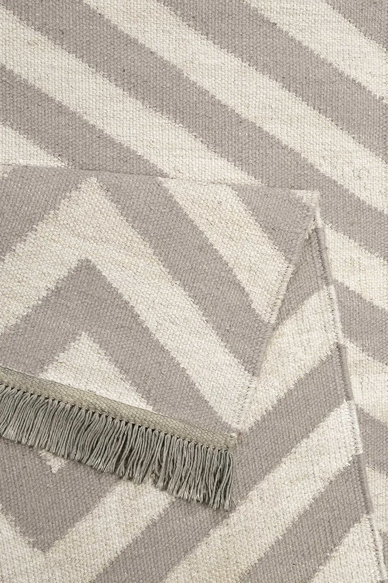 Kelim Teppich Beige Taupe aus Naturfasern "Edgy Corners" WECONhome
