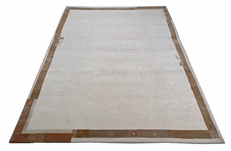 Handgeknüpfter Tibet Teppich in beige mit schmaler Retro Bordüre – Neuwertig