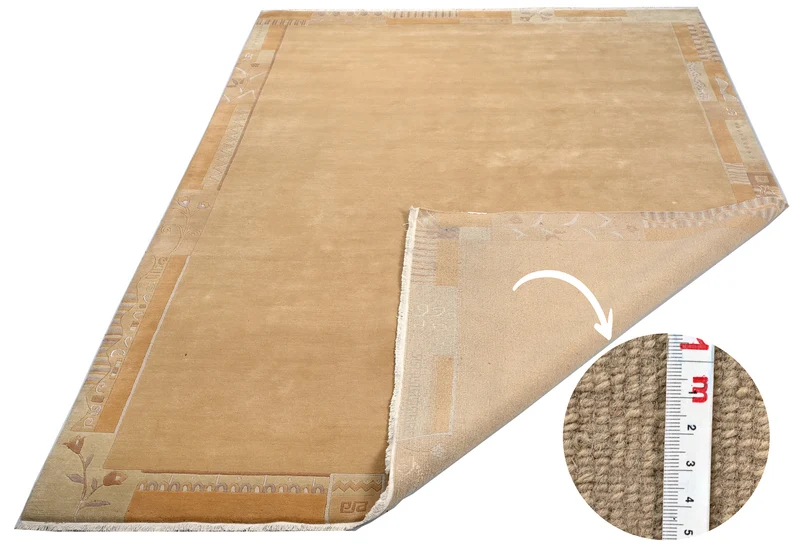 Handgeknüpfter tibetischer Teppich in einem warmen beige mit Retro Bordüre – Neuwertig