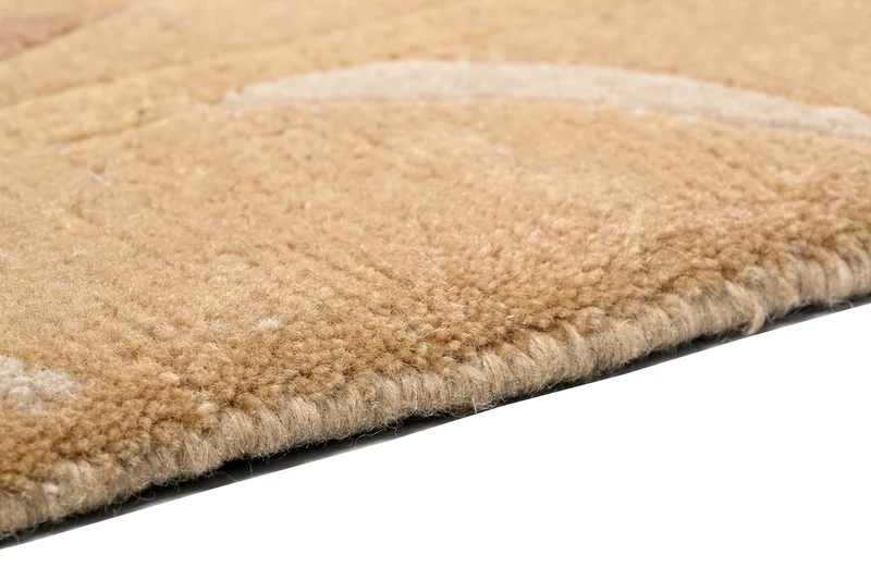 Handgeknüpfter tibetischer Teppich in einem warmen beige mit Retro Bordüre – Neuwertig