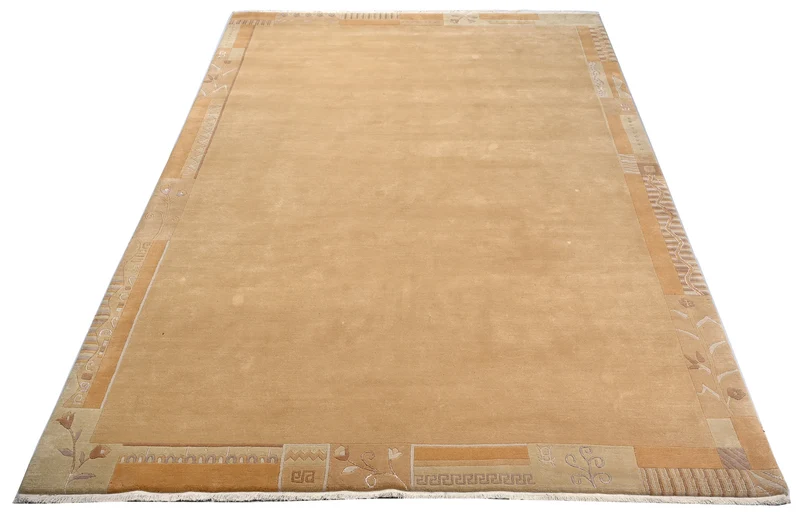 Handgeknüpfter tibetischer Teppich in einem warmen beige mit Retro Bordüre – Neuwertig