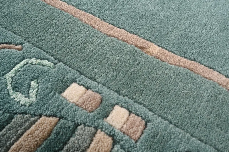 Handgeknüpfter Tibeter Teppich in grün mit Retro Bordüre – Neuwertig