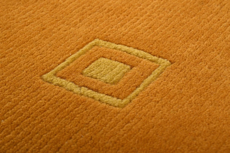 Handgeknüpfter tibeter Teppich in gold gelb mit Retro Bordüre – Neuwertig