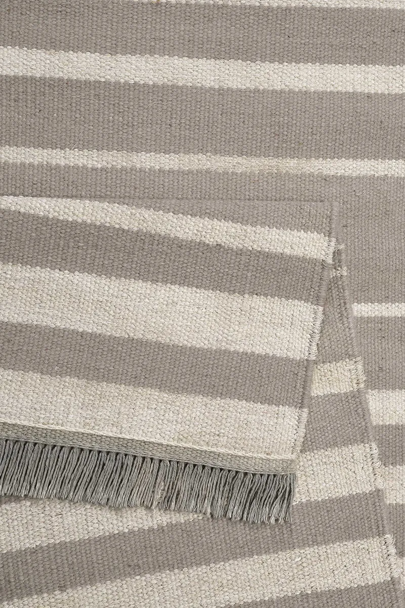 Kelim Teppich Taupe Beige aus Naturfasern "Skid Marks" WECONhome