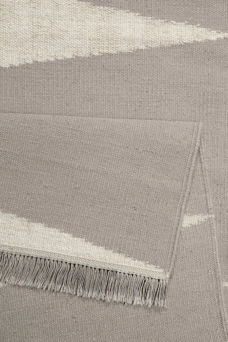 Kelim Teppich Taupe Beige aus Naturfasern "Smart Triangle" WECONhome
